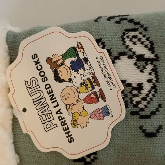 PEANUTS Snoopy Sherpa Lined Non-Slip Socks - One Size fits Most (NWT) - Picture 2 of 4